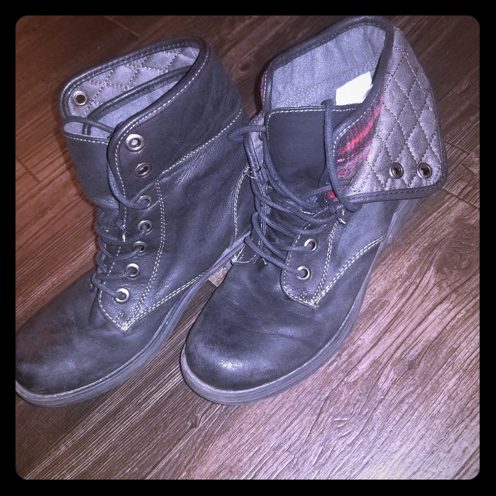 Combat boots